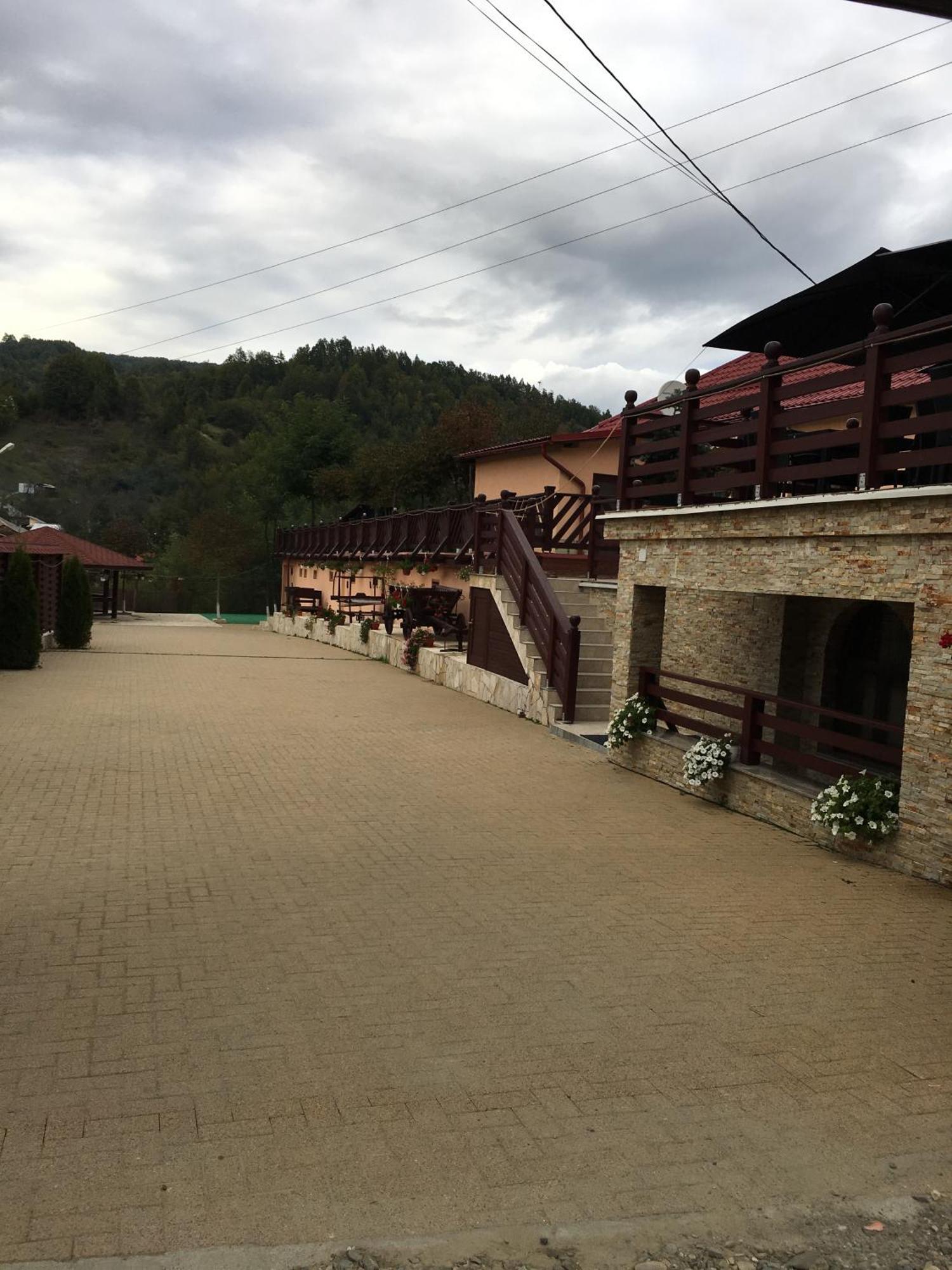 Pridvorul Haiducilor Slanic-Moldova Bagian luar foto